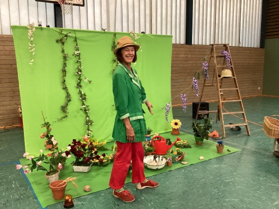 Frau Grünzeug, die Hummel und die Ente auf dem Dach