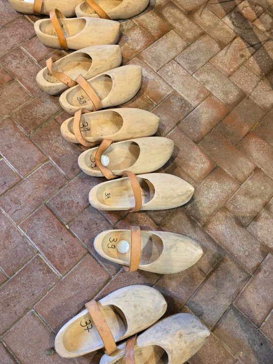 Holzschuhe und selbstgemachte Butter