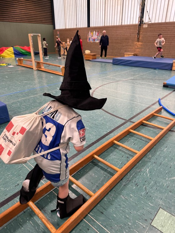 Die Turnhalle wird zum Märchenwald